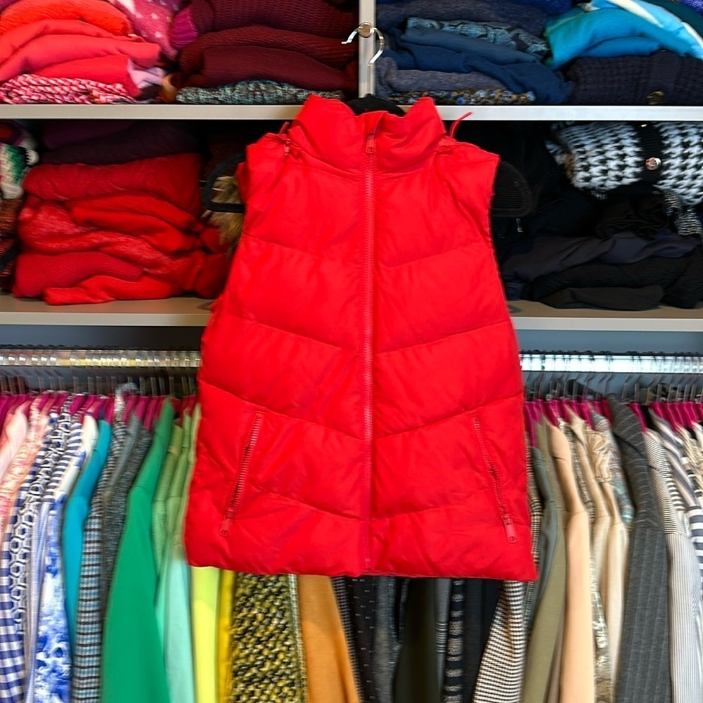 GAP red detachable faux fur hood puffer vest size M